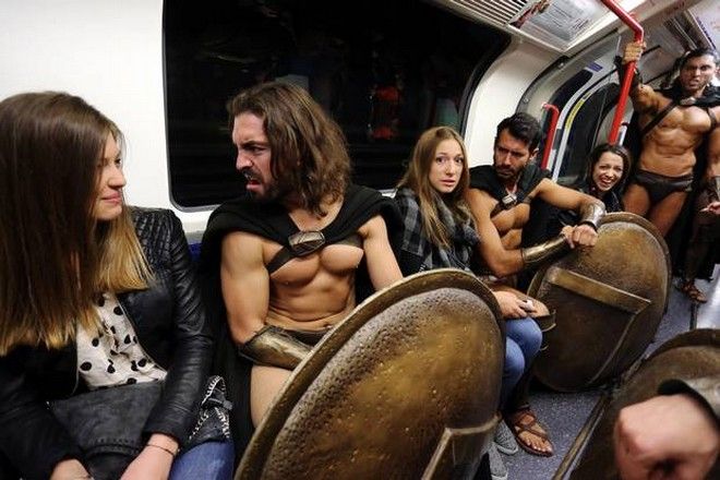 Guerilla Marketing|Οι 300 του Λεωνίδα στο μετρό του Λονδίνου!